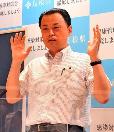記者会見で感染拡大の状況に危機感を示す丸山達也知事＝松江市殿町、島根県庁
