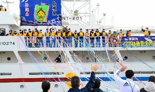 学校関係者に見送られ出港する生徒＝浜田市長浜町、浜田港