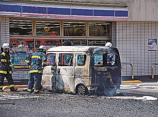 全焼したライトバン＝１０日午前９時３５分ごろ、松江市玉湯町布志名