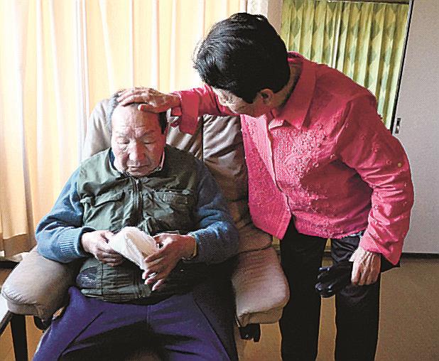 自宅で姉ひで子さん（右）に話しかけられる袴田巌さん＝１４日午後、浜松市（袴田さん支援クラブ提供）