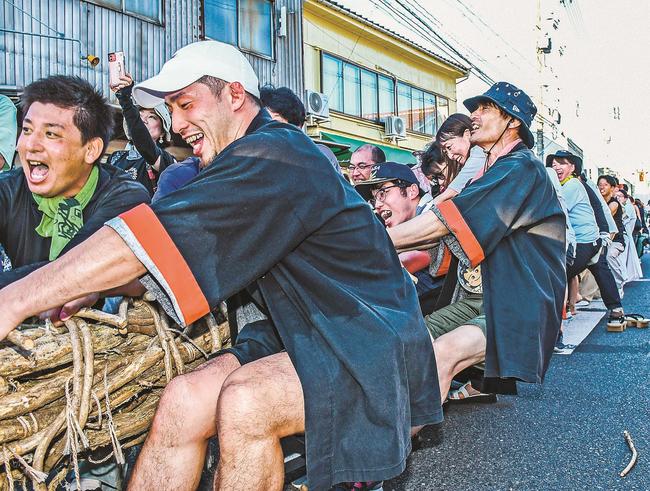 62年ぶりに倉吉市で行われた大綱引き「じんしょ」で懸命に綱を引く東軍＝倉吉市明治町、明治町交差点