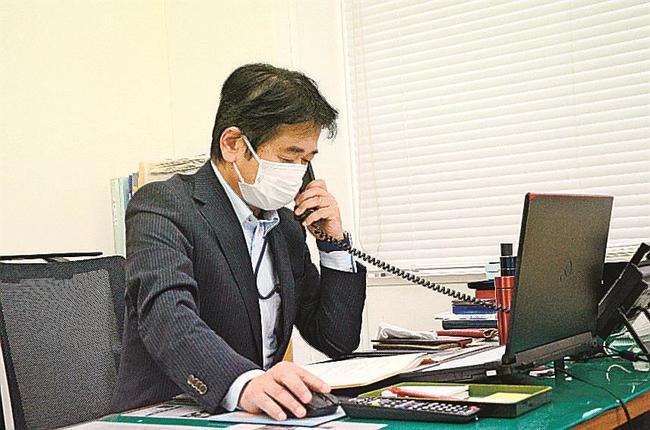 県民に電話して特殊詐欺への注意を呼び掛ける職員＝松江市北堀町、島根県防犯連合会事務所