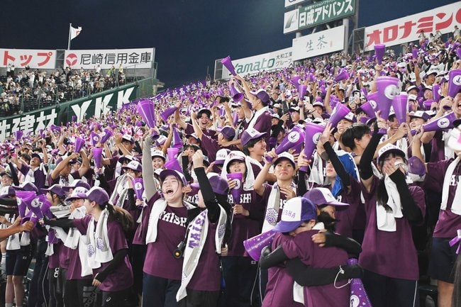 ２回戦で創成館にタイブレークの末に勝利し、喜びを爆発させる大社の応援スタンド＝１５日、兵庫県西宮市の阪神甲子園球場