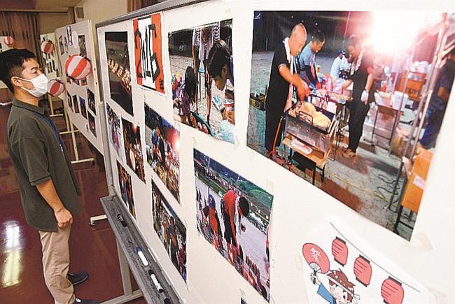 盆踊り大会の写真が並ぶ会場＝島根県邑南町井原、井原公民館