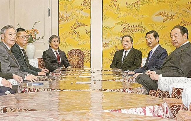 衆院政治改革特別委員会を月内に設置し、議論を開始することで合意した与野党の国対委員長ら＝２日、国会