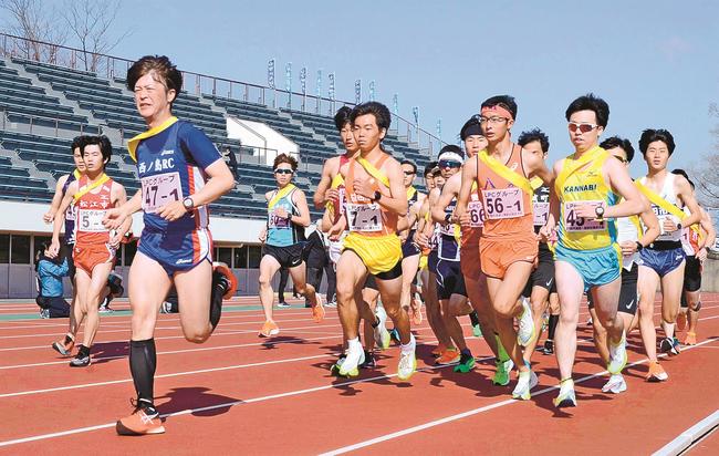 第７８回大会で勢い良くスタートする１区のランナー＝松江市上乃木１０丁目、市営陸上競技場