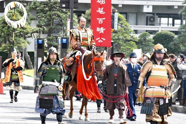 馬に乗り堂々と松江城に向かう堀尾吉晴役の鵜飼充章さん＝松江市殿町