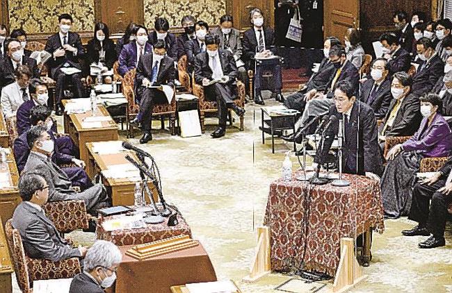 衆院予算委で答弁する岸田首相（右手前）＝１日午前
