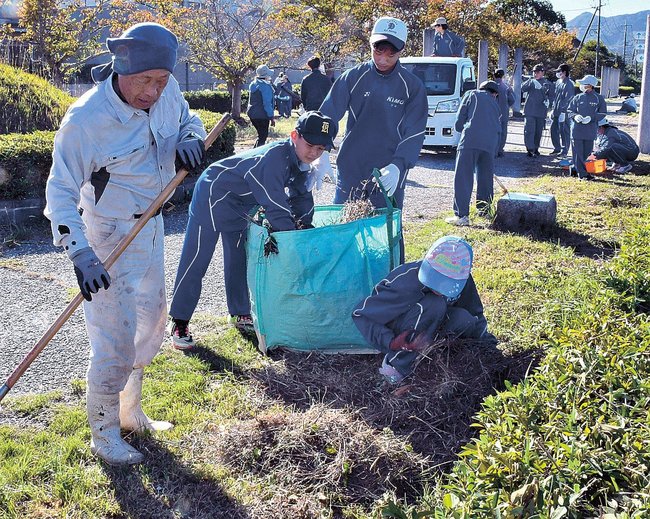 清掃活動に取り組む加茂島根ライオンズクラブのメンバー（左端）と生徒たち＝雲南市加茂町宇治