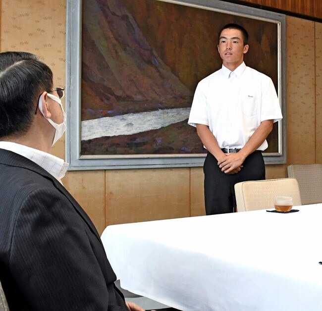 平井伸治知事（左）に甲子園への意気込みを語る羽根勘太主将＝鳥取市東町１丁目、県庁