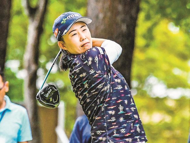 ４アンダーで単独首位に立った前田陽子＝大山平原ゴルフクラブ