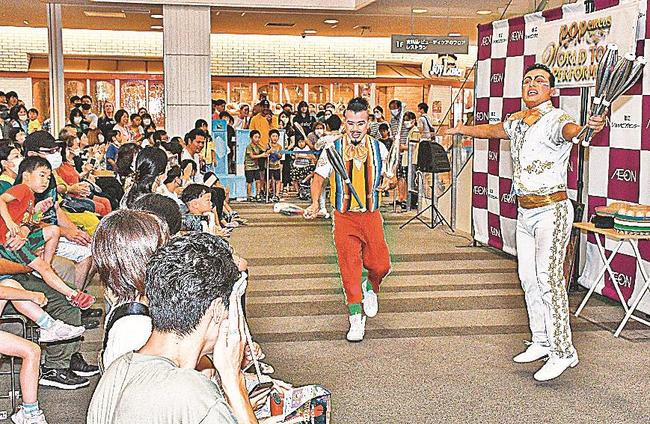 大勢の観客を前に、巧みなジャグリングを披露する「アポロブラザーズ」のメンバー＝松江市東朝日町、イオン松江ショッピングセンター