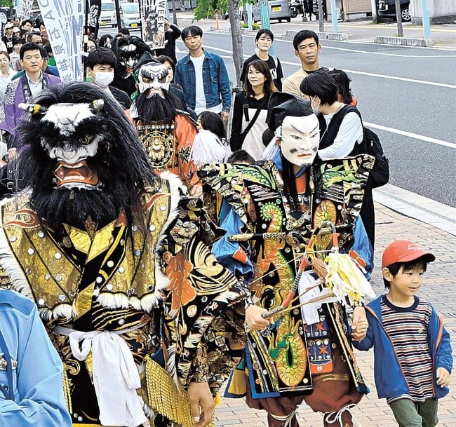 衣装を着て町を練り歩く社中メンバーと市民＝益田市常盤町