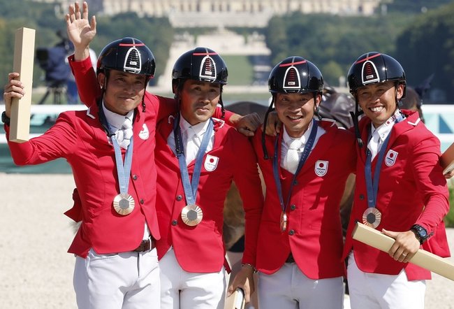 パリ五輪馬術の総合馬術団体で銅メダルを獲得した日本代表メンバー。「初老ジャパン」の愛称で有名になった＝７月２９日、パリ郊外（共同）