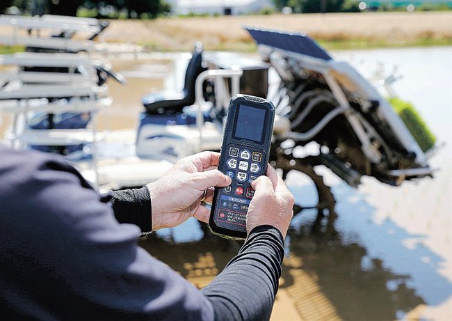 自動走行中のロボット田植え機に、離れた場所から指示を送るためのリモコン