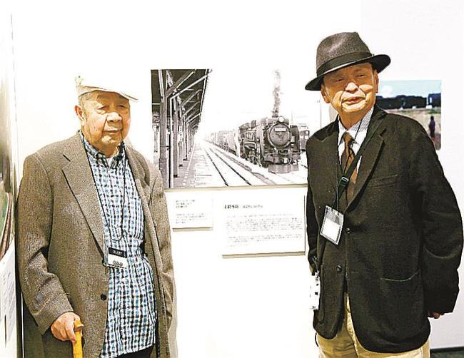 南正時さん（右）の蒸気機関車写真展の会場を訪れた大塚康生さん＝２０２０年１０月、さいたま市大宮区、鉄道博物館