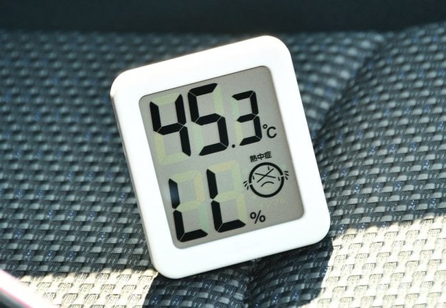 車内温度４５・３度を表示する温度計＝１４日午後３時２５分、米子市東福原２丁目