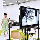 
          
無限ループ階段で遊ぶ子どもたち＝松江市袖師町、島根県立美術館
        