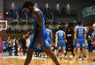 点差で敗れ、悔しそうにコートを離れるペリン・ビュフォード
