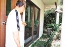 クマを目撃した場所を指さす守山順雄さん＝浜田市瀬戸見町