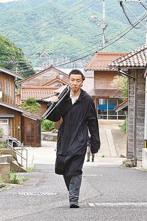 島根半島に点在する集落を歩く石川直樹さん
