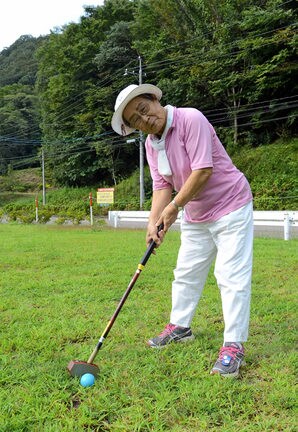 クラブを握る高橋数江さん＝益田市美都町笹倉、ひだまりパークみと
