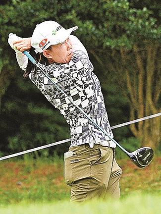 ６番でティーショットを放つ前田陽子＝大山平原ゴルフクラブ