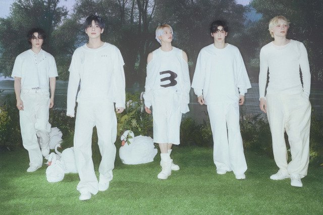 TOMORROW X TOGETHER日本3rdアルバム『Starkissed』「Alight」コンセプト写真（P）＆（C）BIGHIT MUSIC