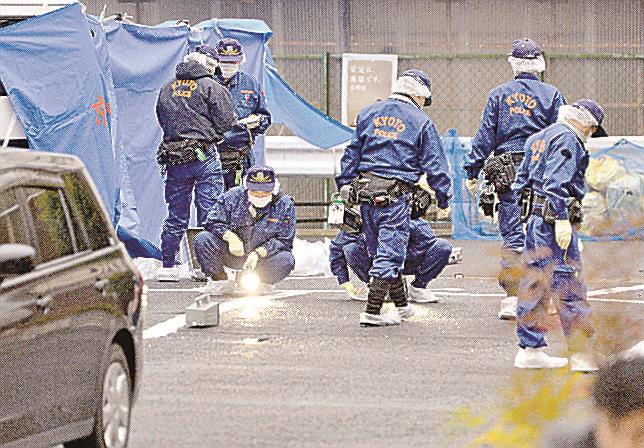 王将フードサービスの大東隆行社長が撃たれた駐車場周辺を調べる京都府警の捜査員＝２０１３年１２月１９日、京都市山科区
