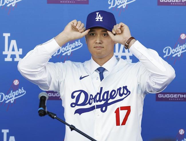 米大リーグ、ドジャースの入団記者会見で背番号「17」のユニホームを着た大谷翔平選手＝14日、ロサンゼルスのドジャースタジアム（共同）