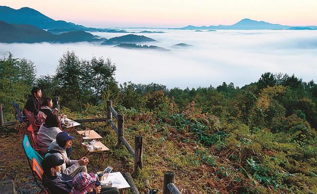 雲海を眺めながら朝食を味わう参加者＝島根県川本町三原、丸山城跡