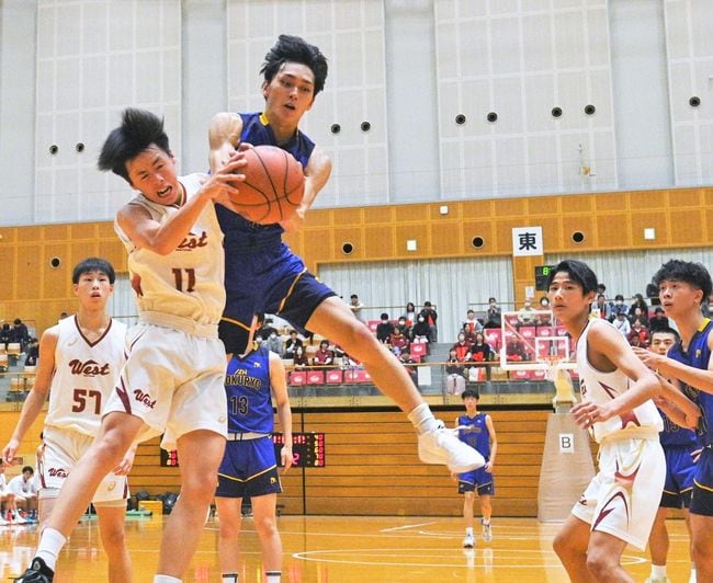 【男子準決勝・出雲北陵ー松江西】第２クオーター、激しくボールを奪う選手