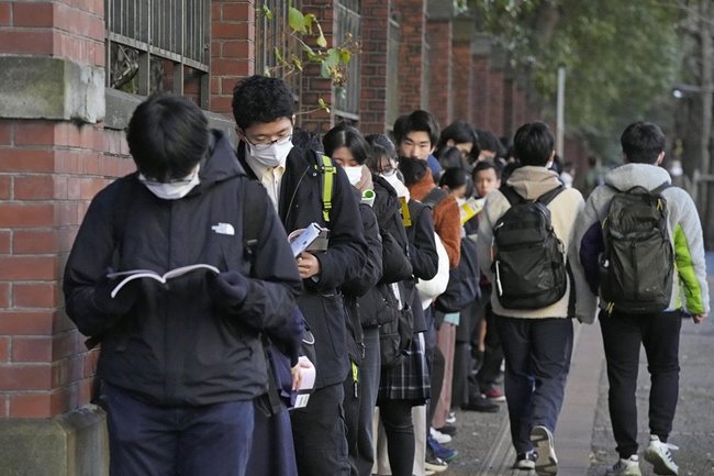 大学入学共通テストの会場前で、開門を待つ受験生ら＝14日午前、東京都文京区の東大