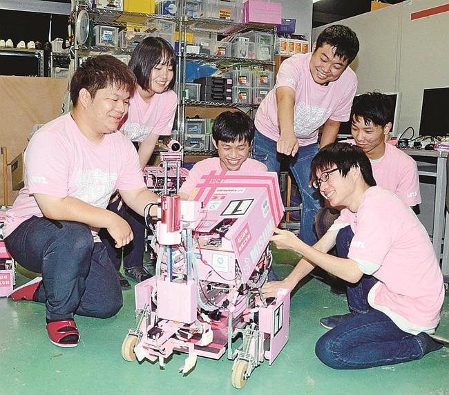 ロボットを前にコンテストを振り返る学生たち＝松江市西生馬町、松江工業高等専門学校
