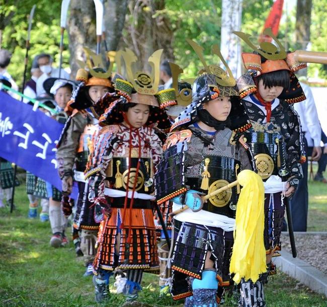 甲冑をまとい、要害山を行進する子どもたち＝５月２９日、島根県奥出雲町三沢