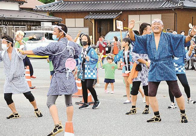 久々のキンニャモニャ踊りを楽しむ参加者たち＝島根県海士町福井
