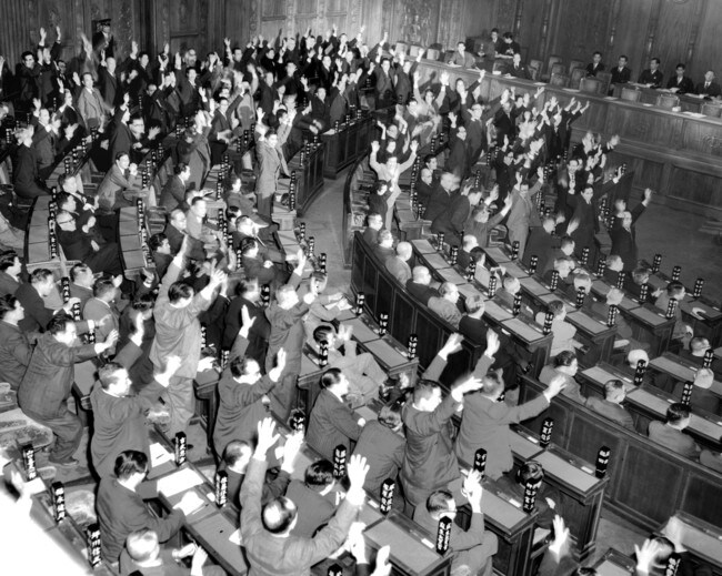 １９５３年３月、吉田茂内閣の不信任案が可決され、衆院が解散された。「バカヤロー解散」として知られる