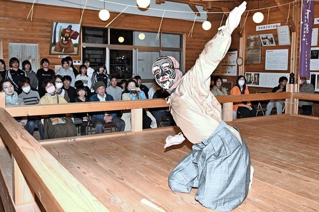 「麦焼之舞」を披露する会員＝島根県隠岐の島町池田、隠岐国分寺