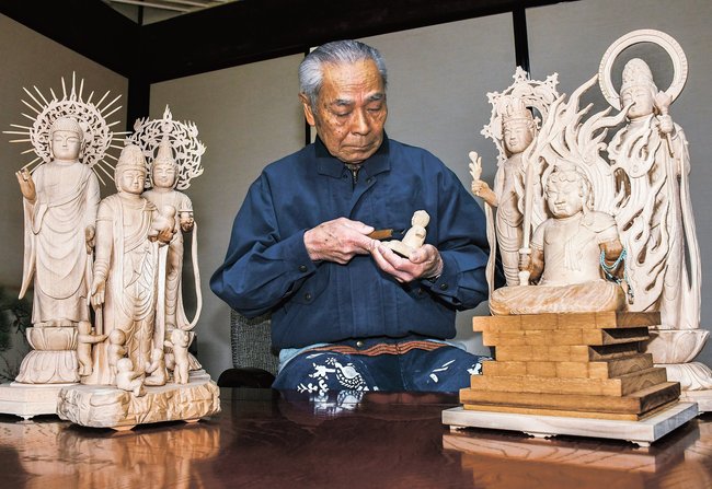 仏像彫刻を制作する竹崎亘さん＝島根県邑南町布施