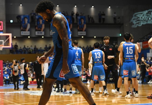 点差で敗れ、悔しそうにコートを離れるペリン・ビュフォード