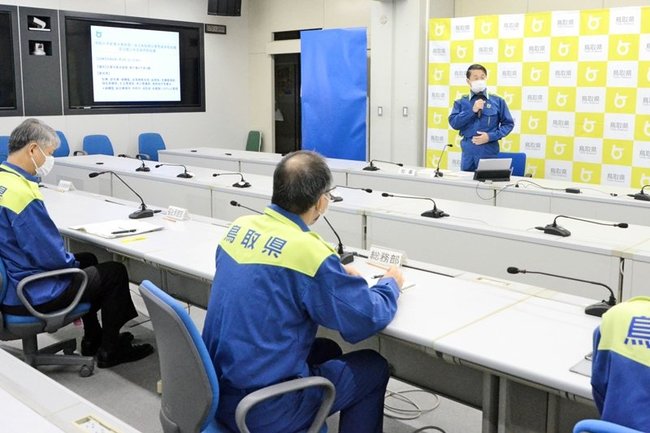 被災地支援の方針を説明する平井伸治知事（中央）＝鳥取市東町１丁目、鳥取県庁