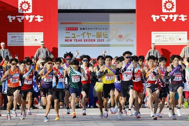 全日本実業団対抗駅伝で一斉にスタートする選手たち＝群馬県庁前