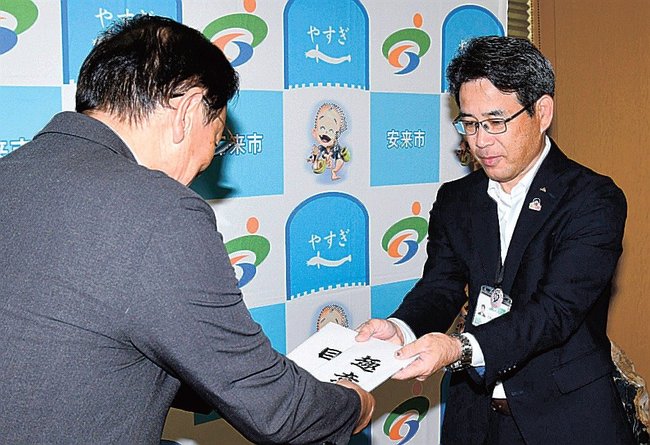 田中武夫安来市長（左）に目録と趣意書を手渡す中尾武本部長＝安来市安来町、市役所安来庁舎