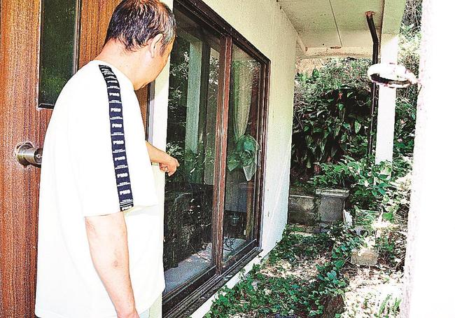 クマを目撃した場所を指さす守山順雄さん＝浜田市瀬戸見町