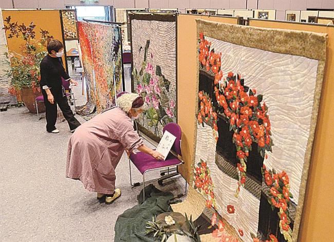 会場内に並べられる作品＝大田市大田町、サンレディー大田