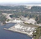 中国電力島根原発２号機（中央）、左は１号機、手前は３号機＝松江市鹿島町片句〓（?）