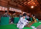 雅楽を披露するこころ音雅楽会のメンバー＝島根県海士町海士、隠岐神社