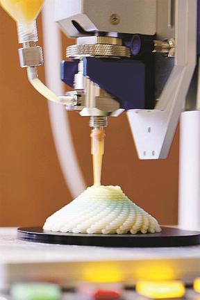 ３Ｄプリンターで作られる「サイバー和菓子」＝東京都中央区