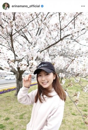 「明日から天気が悪くなりそうだから桜を見に公園へ」(写真はインスタグラム @erinamano_official より)