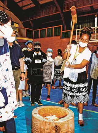 餅つきで北三瓶小、中学校の児童、生徒と交流するミクロネシア諸島の子ども＝大田市三瓶町